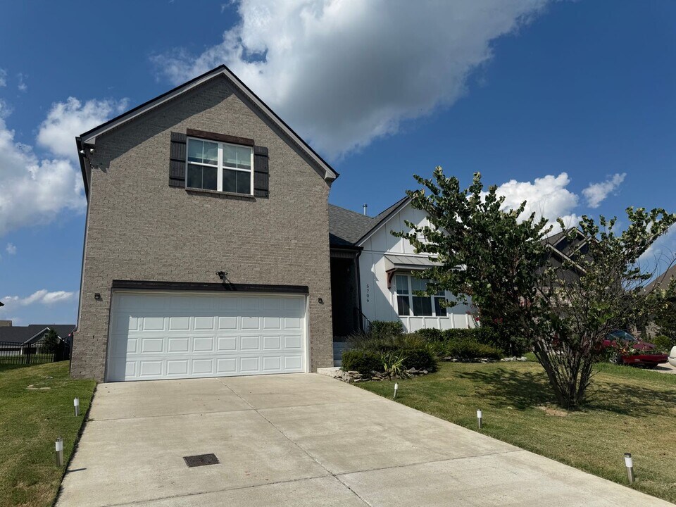 5706 Hidden Creek in Smyrna, TN - Foto de edificio
