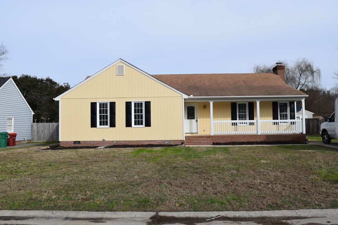 1218 Dana Ln in Colonial Heights, VA - Foto de edificio