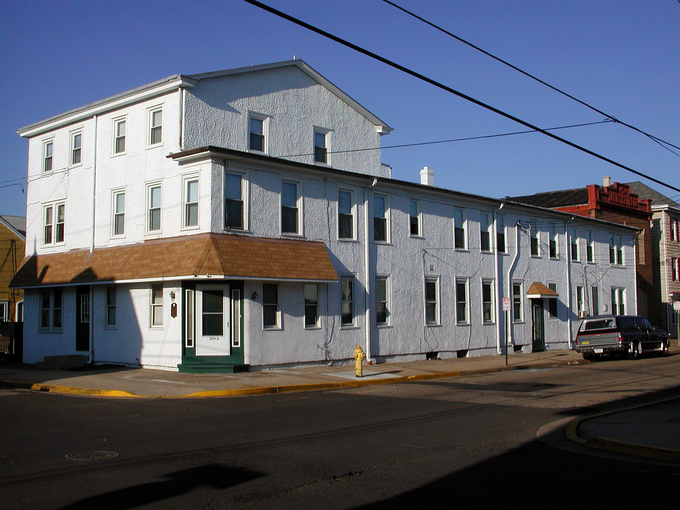 301 Lafayette St in Bristol, PA - Foto de edificio