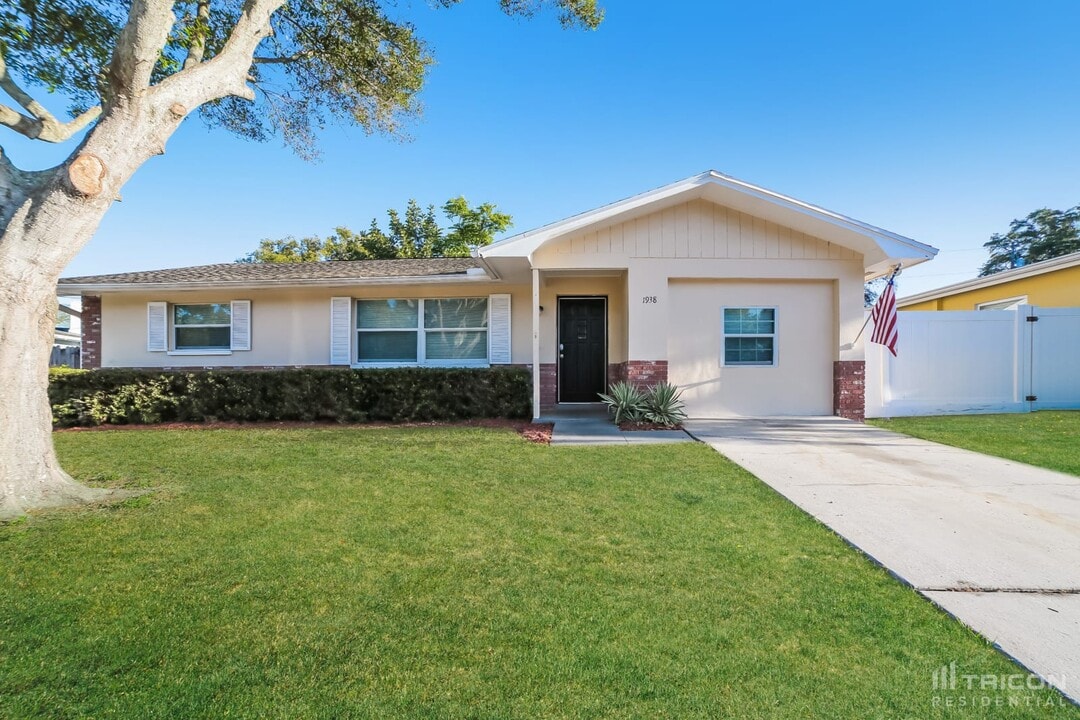 1938 Tropic Blvd N in Largo, FL - Building Photo