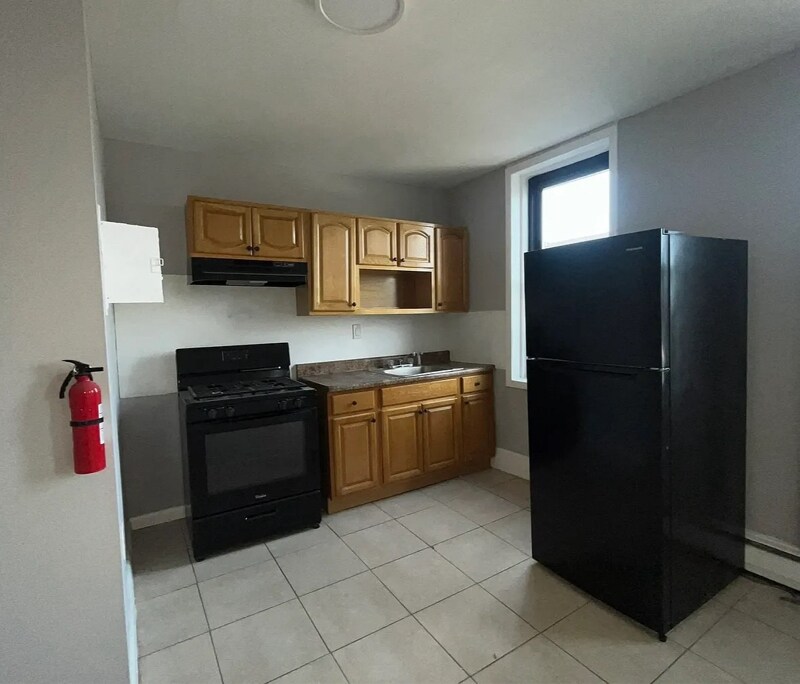 352 New Brunswick Ave in Perth Amboy, NJ - Building Photo