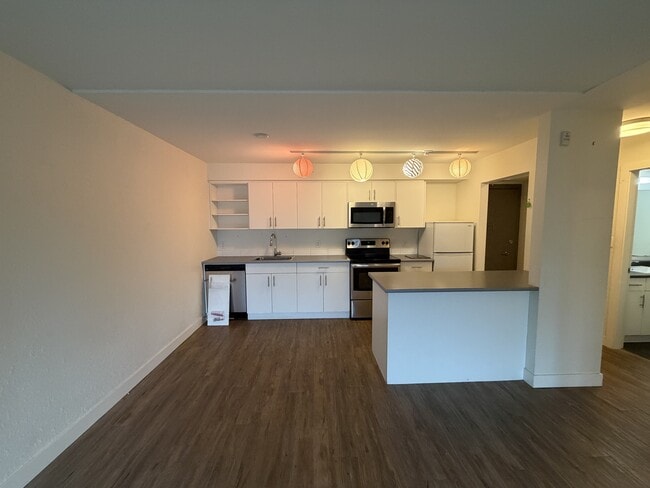 2626 Cook St in Victoria, BC - Building Photo - Building Photo