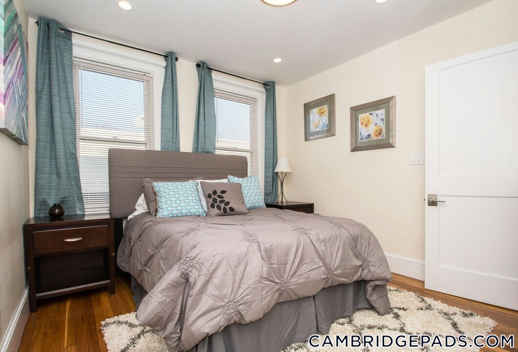 30 Clay St in Cambridge, MA - Building Photo