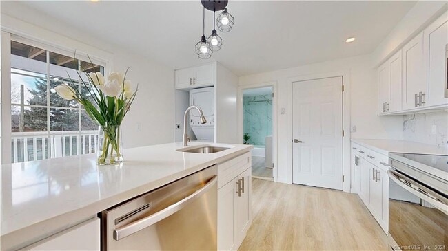 37 Village Rd in Milford, CT - Building Photo - Building Photo