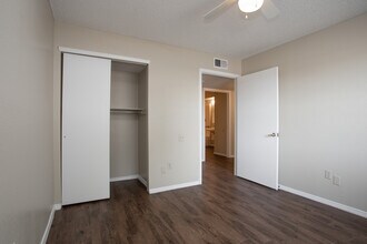 Western Yarbrough Apartments in El Paso, TX - Foto de edificio - Interior Photo