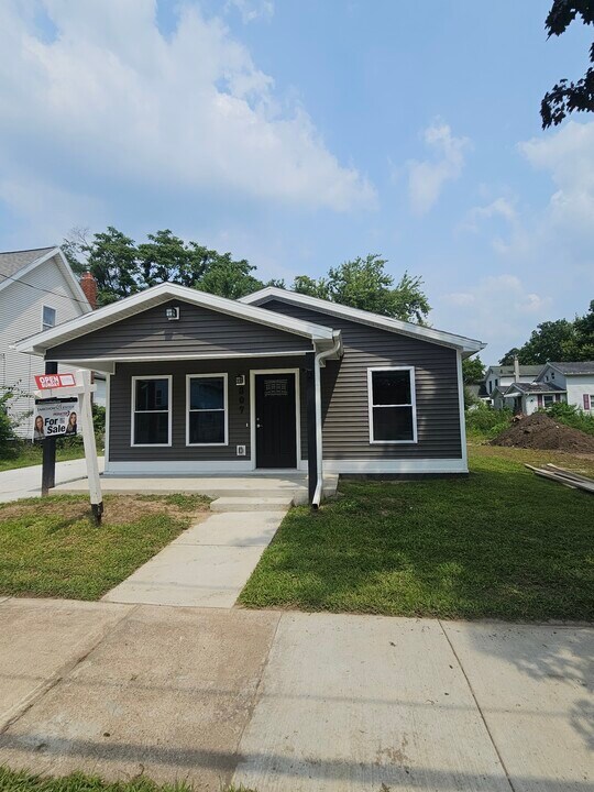 307 Perrine St in Lansing, MI - Building Photo