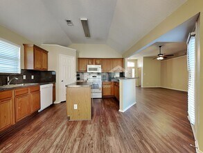 733 Grandview Ave in Seagoville, TX - Foto de edificio - Building Photo