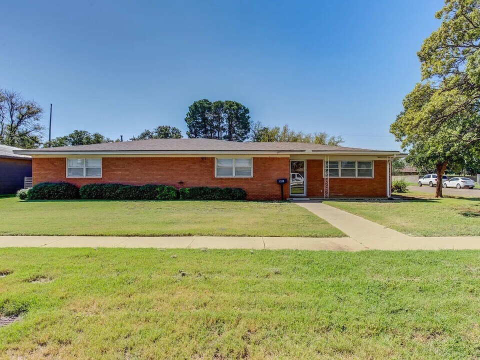 1212 E Broadway St in Brownfield, TX - Foto de edificio