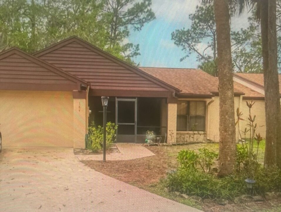 164 Sea Pines Cir in Daytona Beach, FL - Building Photo