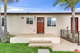 6915 Encino Ave in Los Angeles, CA - Building Photo - Building Photo