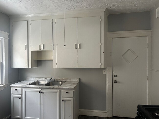 4139 E 104th St in Cleveland, OH - Foto de edificio - Building Photo