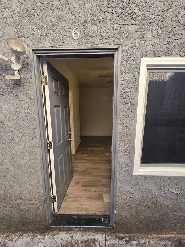 139 W Manchester Blvd, Unit No. 6 in Inglewood, CA - Building Photo - Building Photo