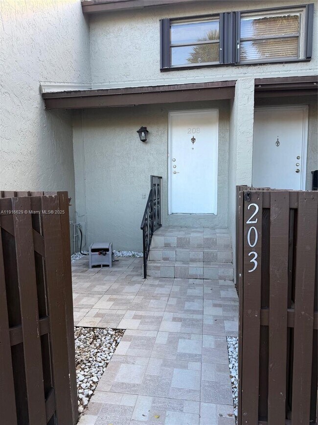 10020 NW 9th St Cir in Miami, FL - Building Photo - Building Photo