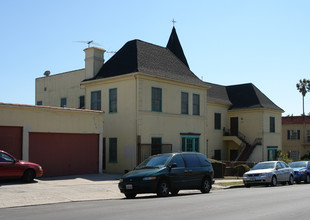 4466 Rosewood Ave in Los Angeles, CA - Foto de edificio - Building Photo
