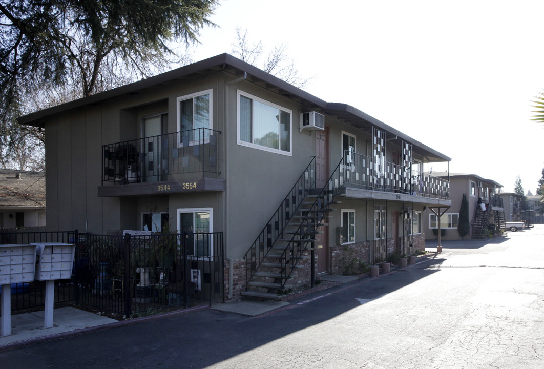 Plaza Apartments in Sacramento, CA - Building Photo