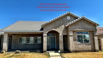 1912 Mount Whitney Ct in Tulare, CA - Building Photo