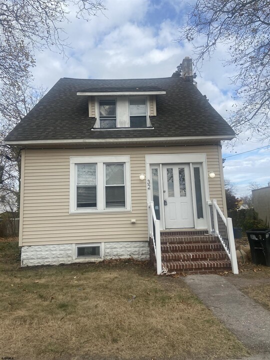 32 Oakland Ave in Pleasantville, NJ - Building Photo