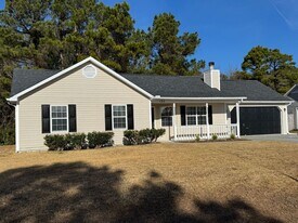 135 Glenwood Dr in Hubert, NC - Building Photo