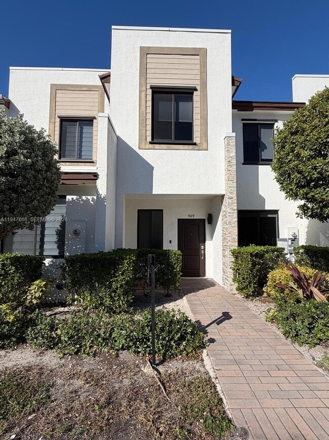 909 NE 211th St in North Miami Beach, FL - Building Photo - Building Photo