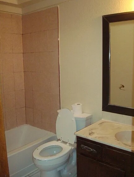 806 Los Surcos Rd in El Paso, TX - Foto de edificio - Building Photo