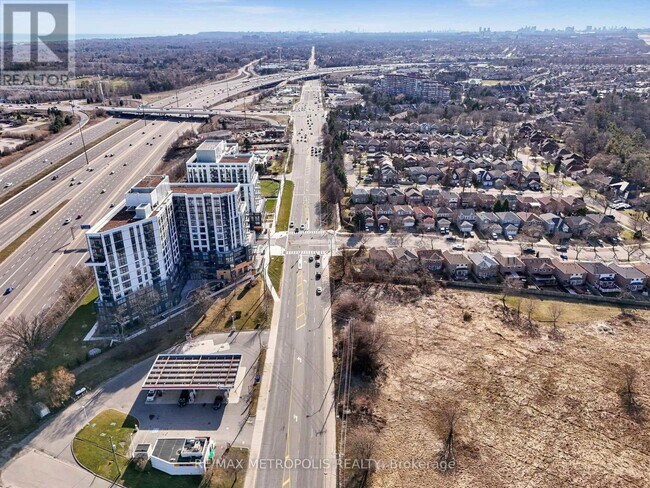 7437 Kingston Rd in Toronto, ON - Building Photo - Building Photo