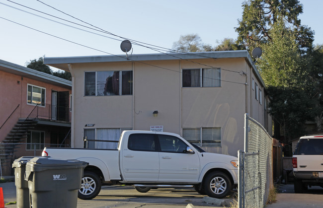 3001 E 17th St in Oakland, CA - Foto de edificio - Building Photo