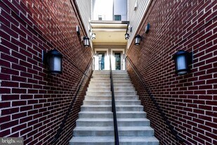 5692 Stephanie Tessa Way in Alexandria, VA - Building Photo