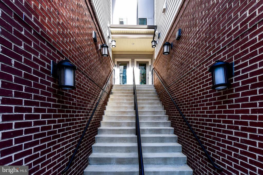 5692 Stephanie Tessa Way in Alexandria, VA - Building Photo