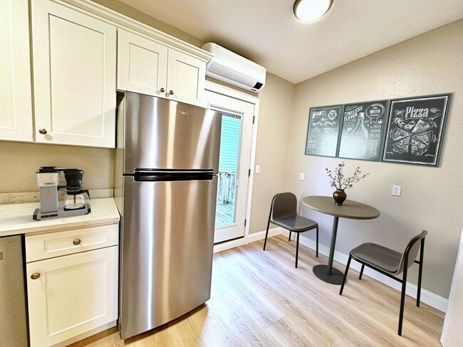 89 Cottage St in Boston, MA - Foto de edificio - Building Photo