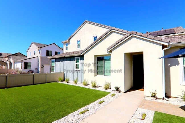 2061 Julie Dawn Pl in Escondido, CA - Building Photo - Building Photo