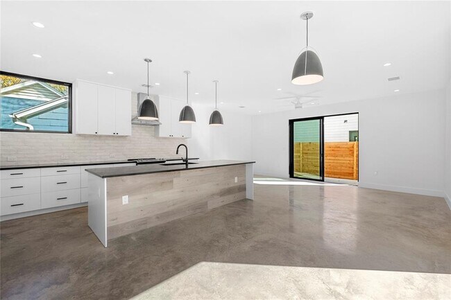 2101 Thrasher Ln in Austin, TX - Building Photo - Building Photo