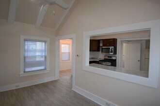 45 Laurel St, Unit Apt 2 in Patchogue, NY - Building Photo - Building Photo