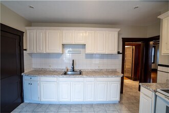 489 Medford St, Unit 489 Medford Street in Malden, MA - Foto de edificio - Building Photo