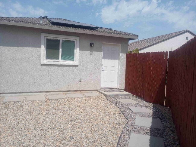 102 Damian St in Imperial, CA - Foto de edificio - Building Photo