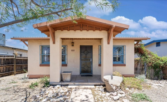 property at 1035 E Lee St