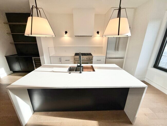 238 Webster St, Unit 6 in Boston, MA - Building Photo - Building Photo