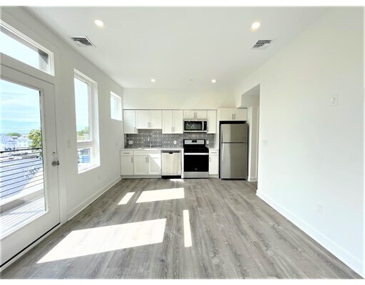 302 Broadway-Unit -13 in Everett, MA - Building Photo - Building Photo