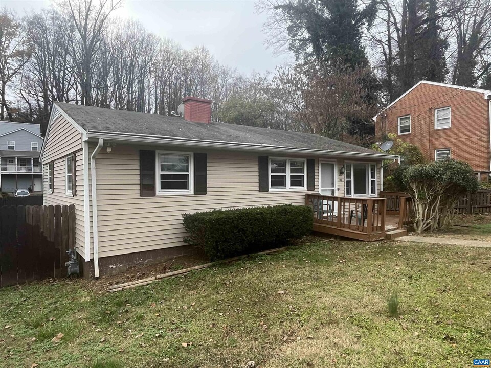 103 N Baker St in Charlottesville, VA - Foto de edificio