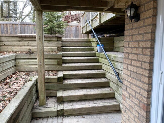 2 Rougecrest Dr in Markham, ON - Building Photo - Building Photo