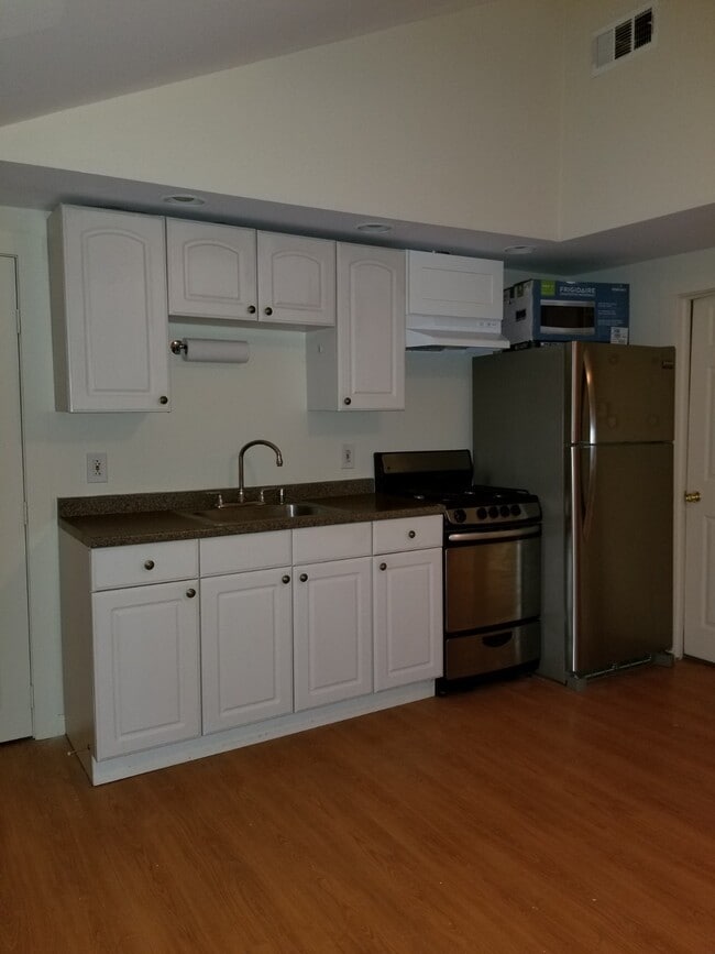 10 Halsey St in Roxbury Township, NJ - Foto de edificio - Building Photo