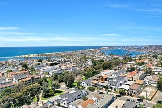 402 Iris Ave in Newport Beach, CA - Building Photo - Building Photo
