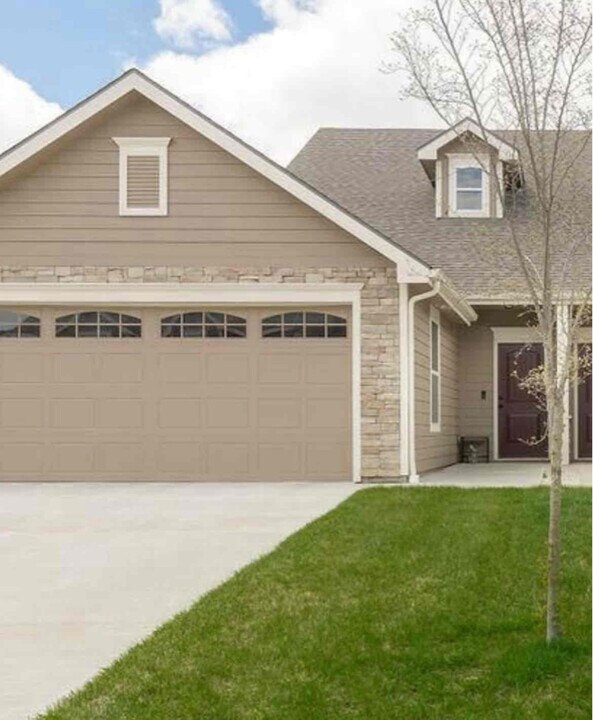 3211 Yankee Tank Ln in Lawrence, KS - Building Photo