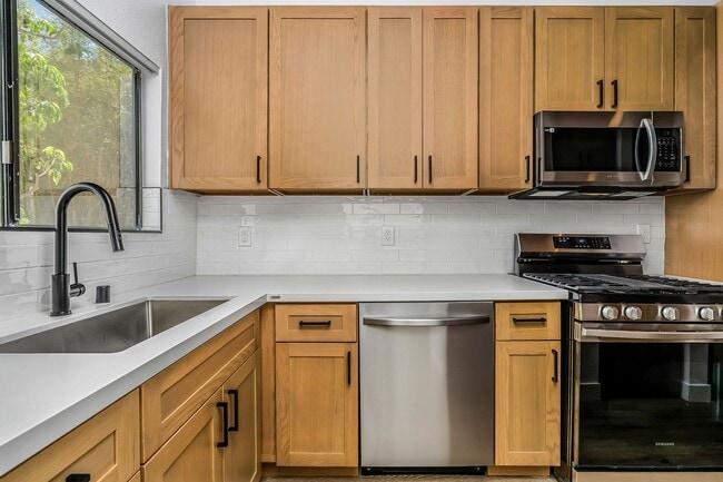 2500 Abbot Kinney Blvd in Los Angeles, CA - Building Photo - Building Photo