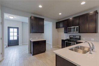 2024 Pecan Island Dr in Leander, TX - Foto de edificio - Building Photo