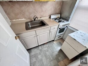 1268 Hempstead Turnpike-Unit -2B in Elmont, NY - Foto de edificio - Building Photo