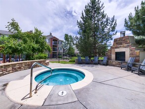 Whisper Creek in Lakewood, CO - Foto de edificio - Building Photo