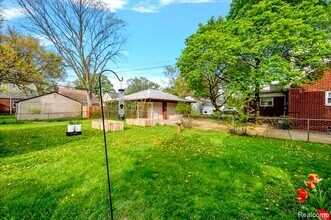 2180 Vernier Rd in Grosse Pointe Woods, MI - Building Photo - Building Photo