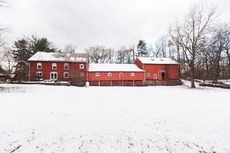 726 Woods Rd in Germantown, NY - Foto de edificio - Building Photo