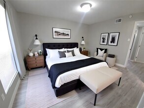 8100 Creekbend Dr in Houston, TX - Building Photo - Building Photo