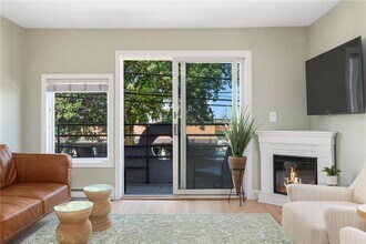 492 Thames St in Newport, RI - Foto de edificio - Building Photo